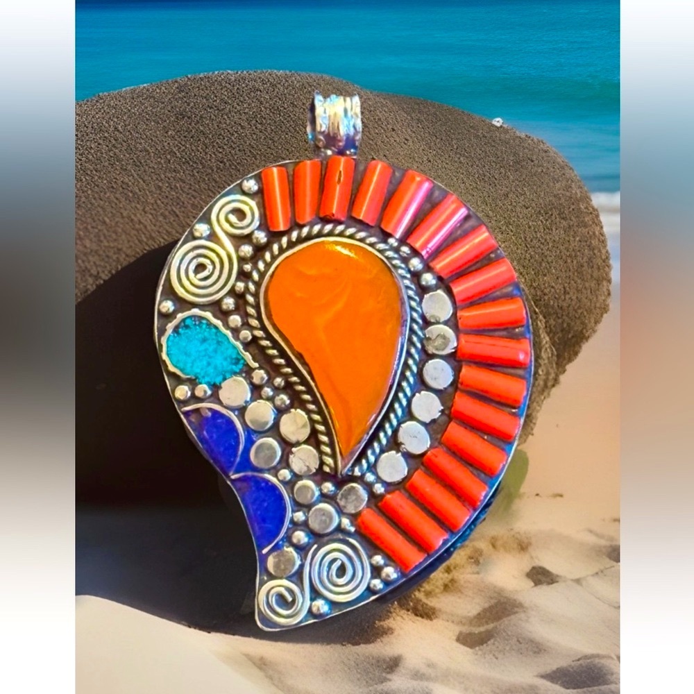 Exquisite Handcrafted Navajo Theme Leaf Shape Pendant Inlay Amber Set in Silver